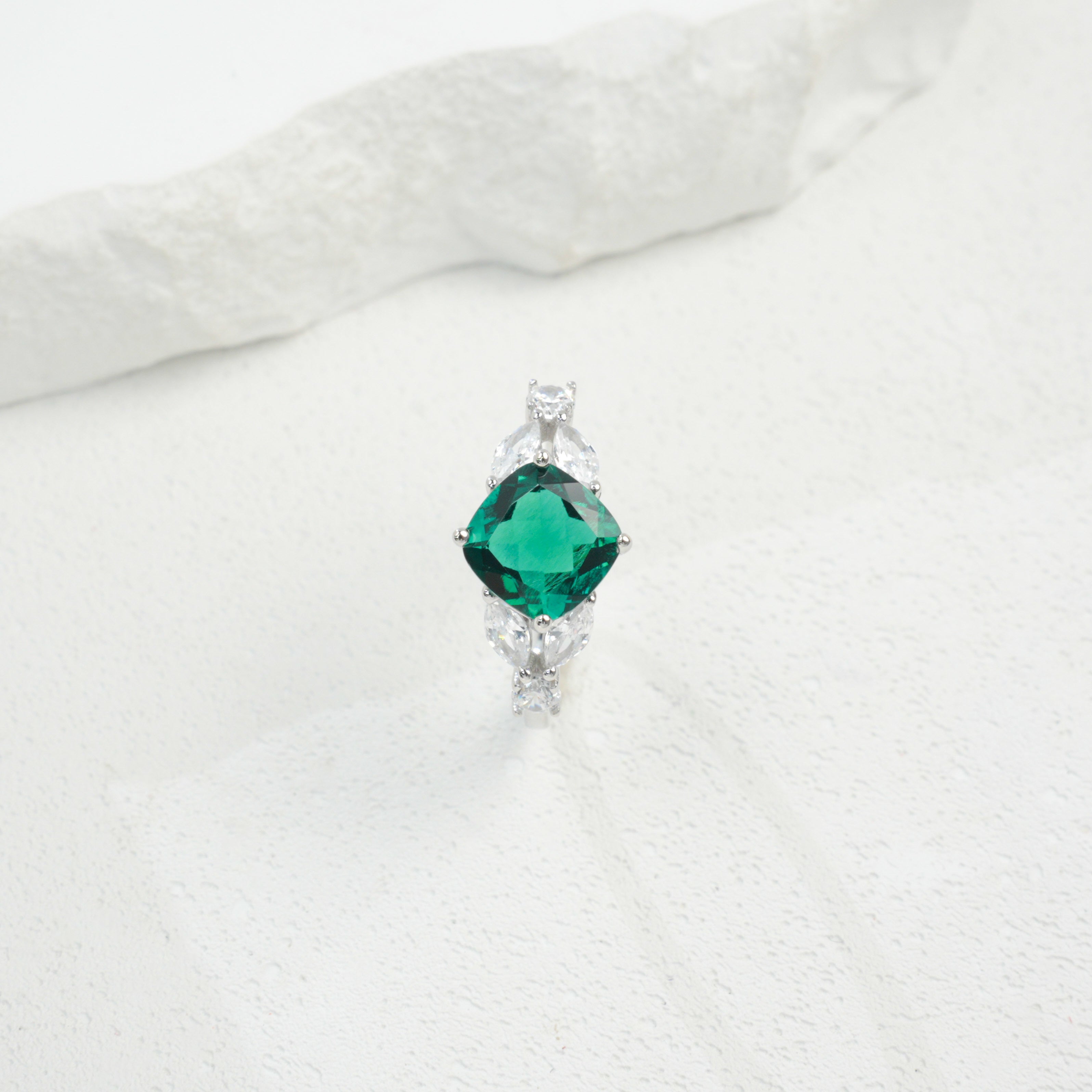 Cultivated Emeralds-Brilliant Kite Heart Ring
