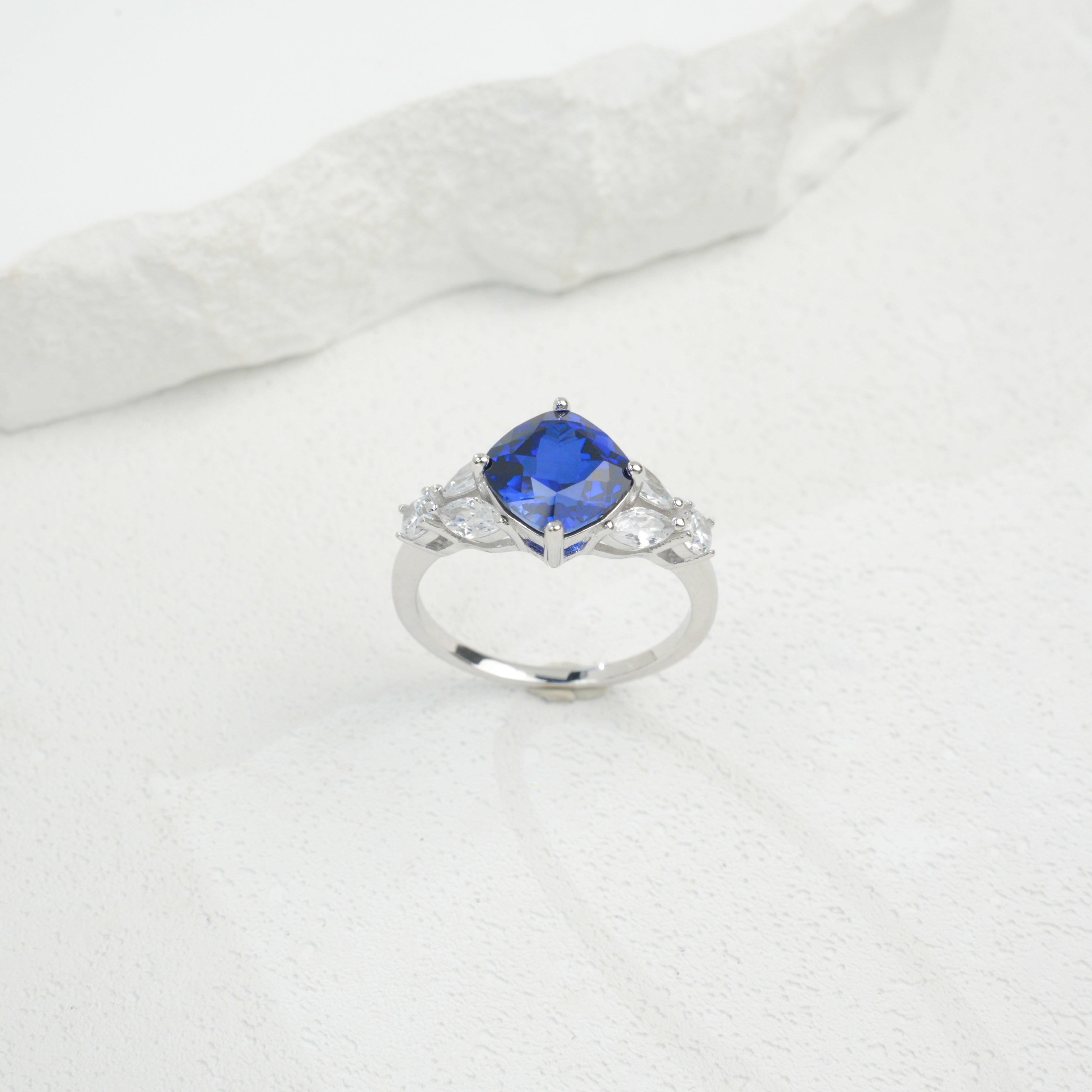 Cultivated Emeralds-Brilliant Kite Heart Ring