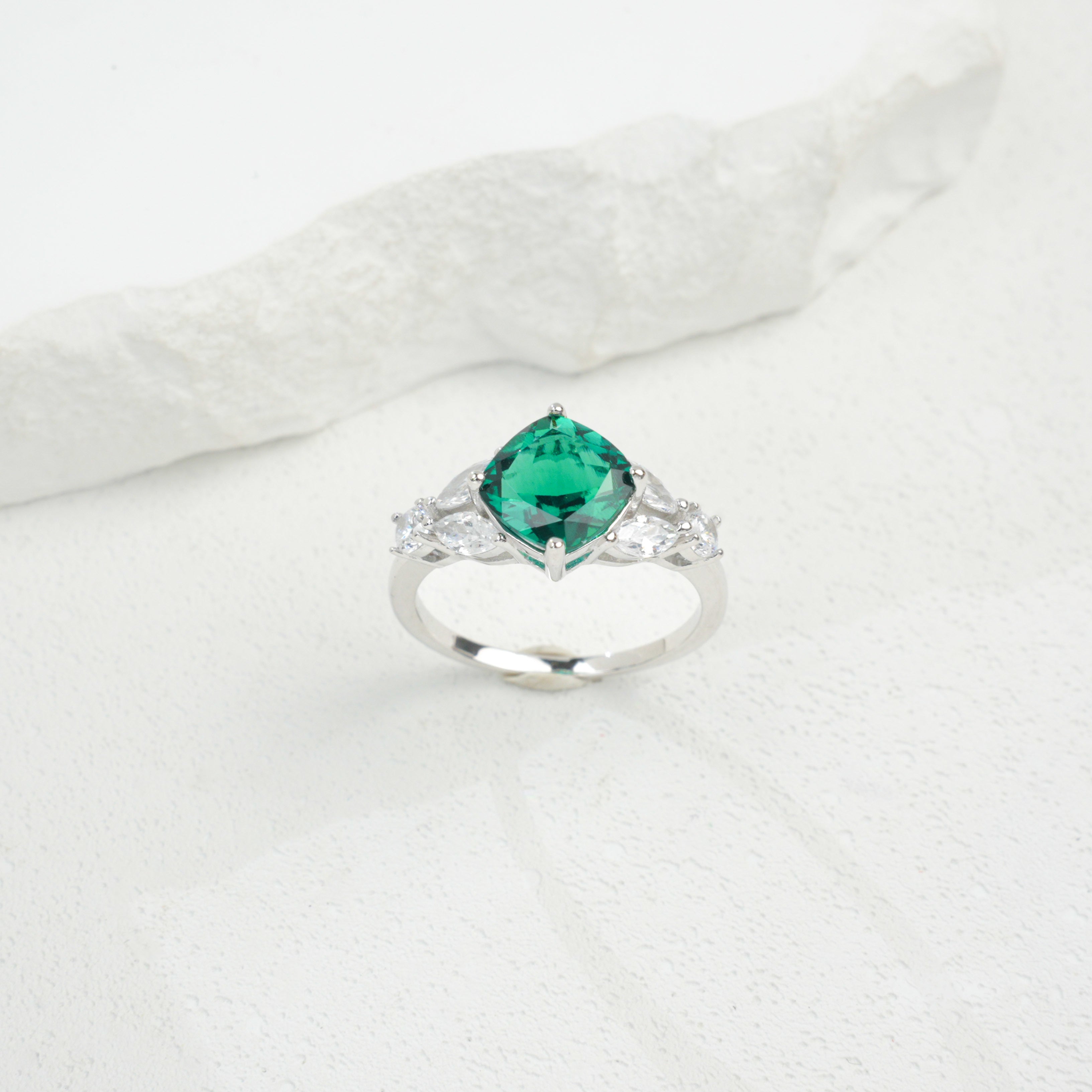 Cultivated Emeralds-Brilliant Kite Heart Ring