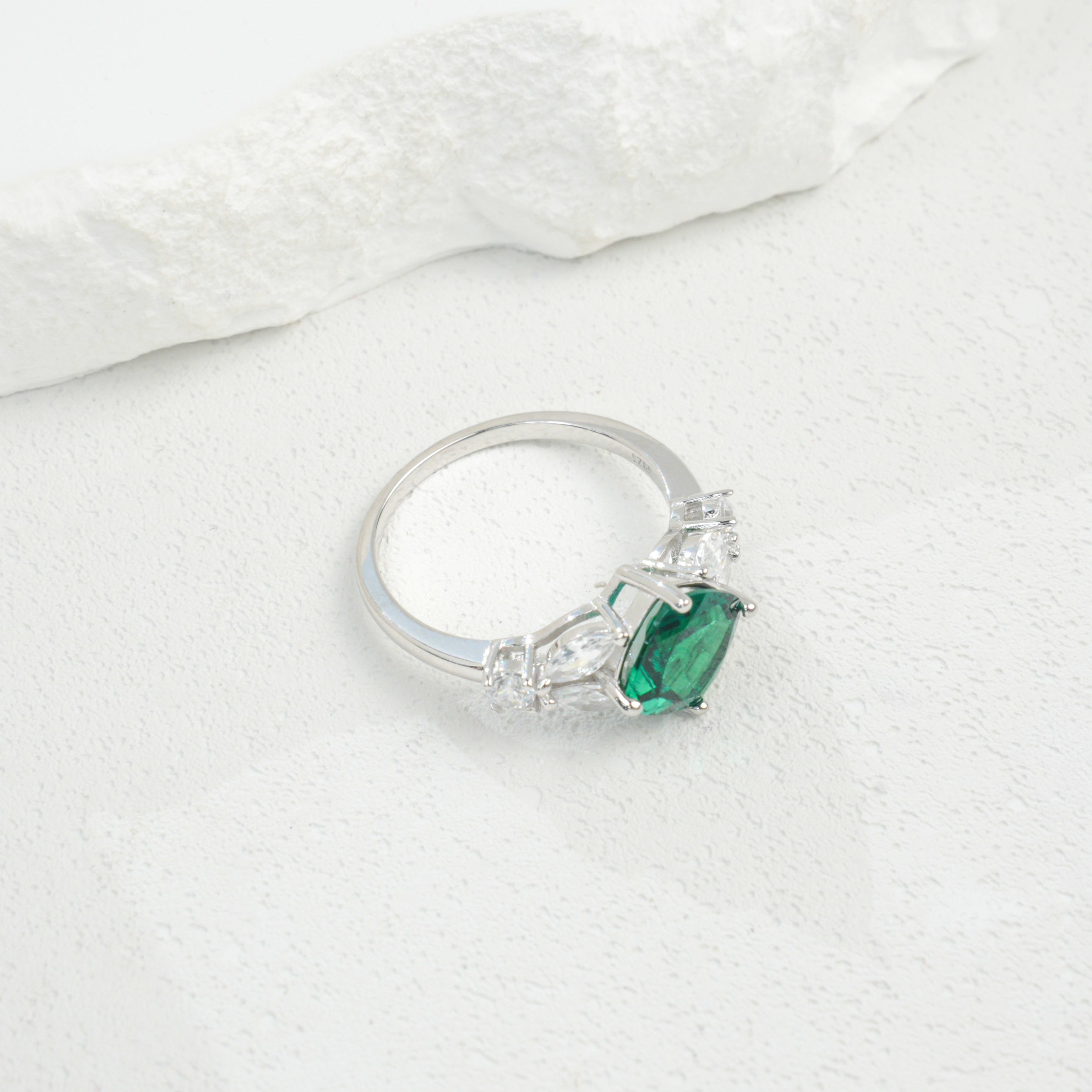 Cultivated Emeralds-Brilliant Kite Heart Ring