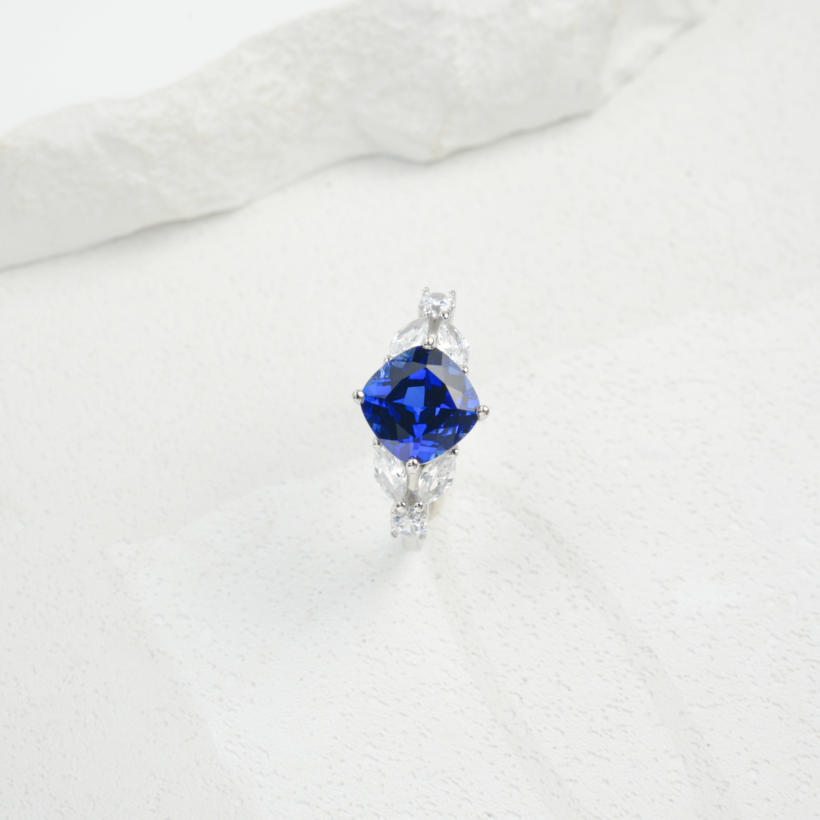 Cultivated Emeralds-Brilliant Kite Heart Ring