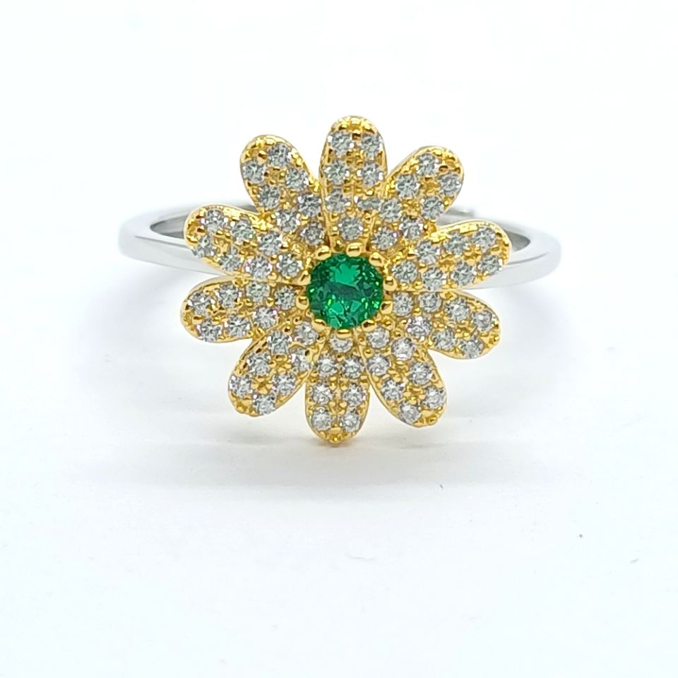 Lab-Grown Emerald - Emerald Pistil Diamond Petal Daisy Ring