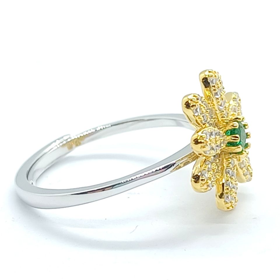 Lab-Grown Emerald - Emerald Pistil Diamond Petal Daisy Ring