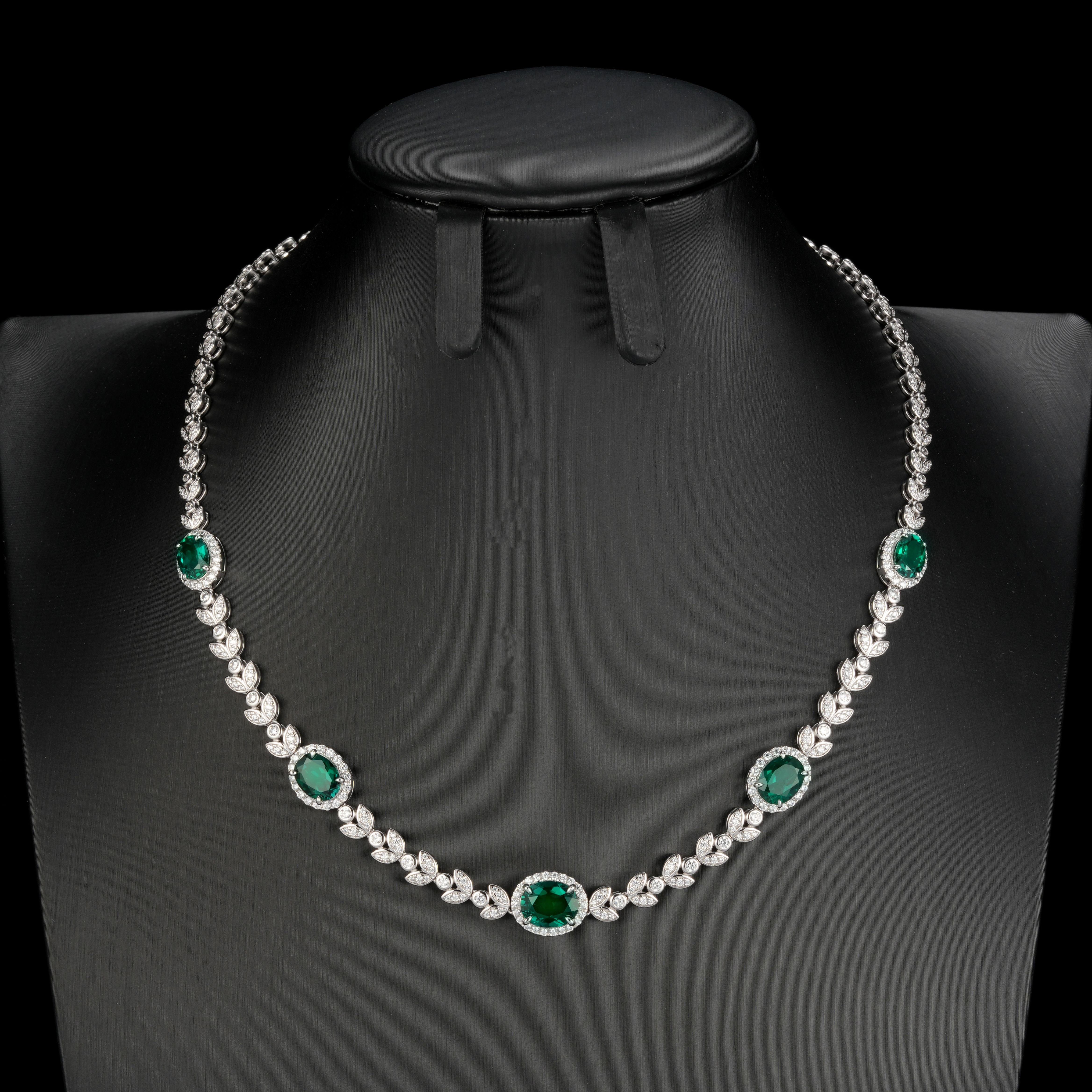 Ye Luo Hua Ting | Lab-Created Emerald and Diamond Halo Necklace