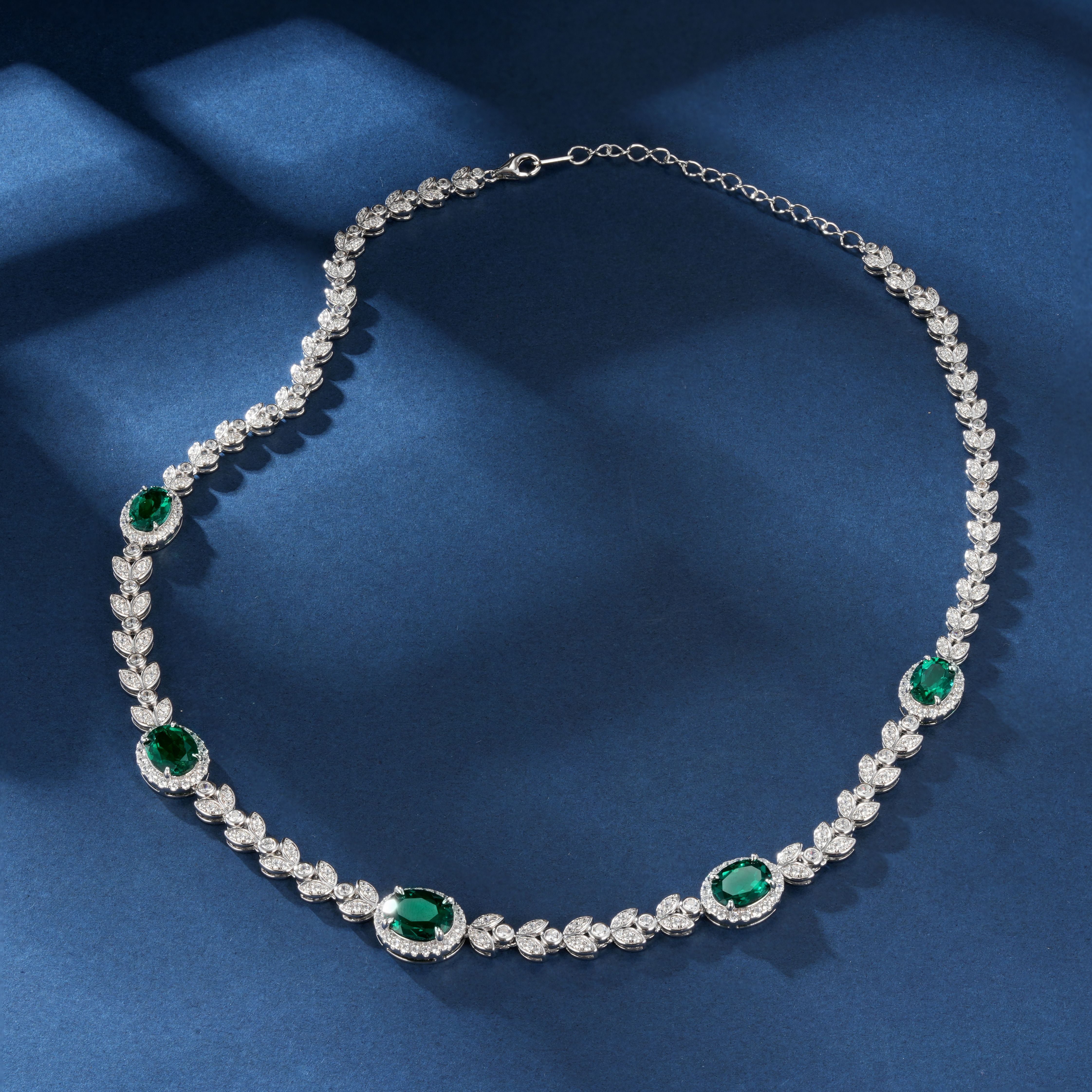 Ye Luo Hua Ting | Lab-Created Emerald and Diamond Halo Necklace