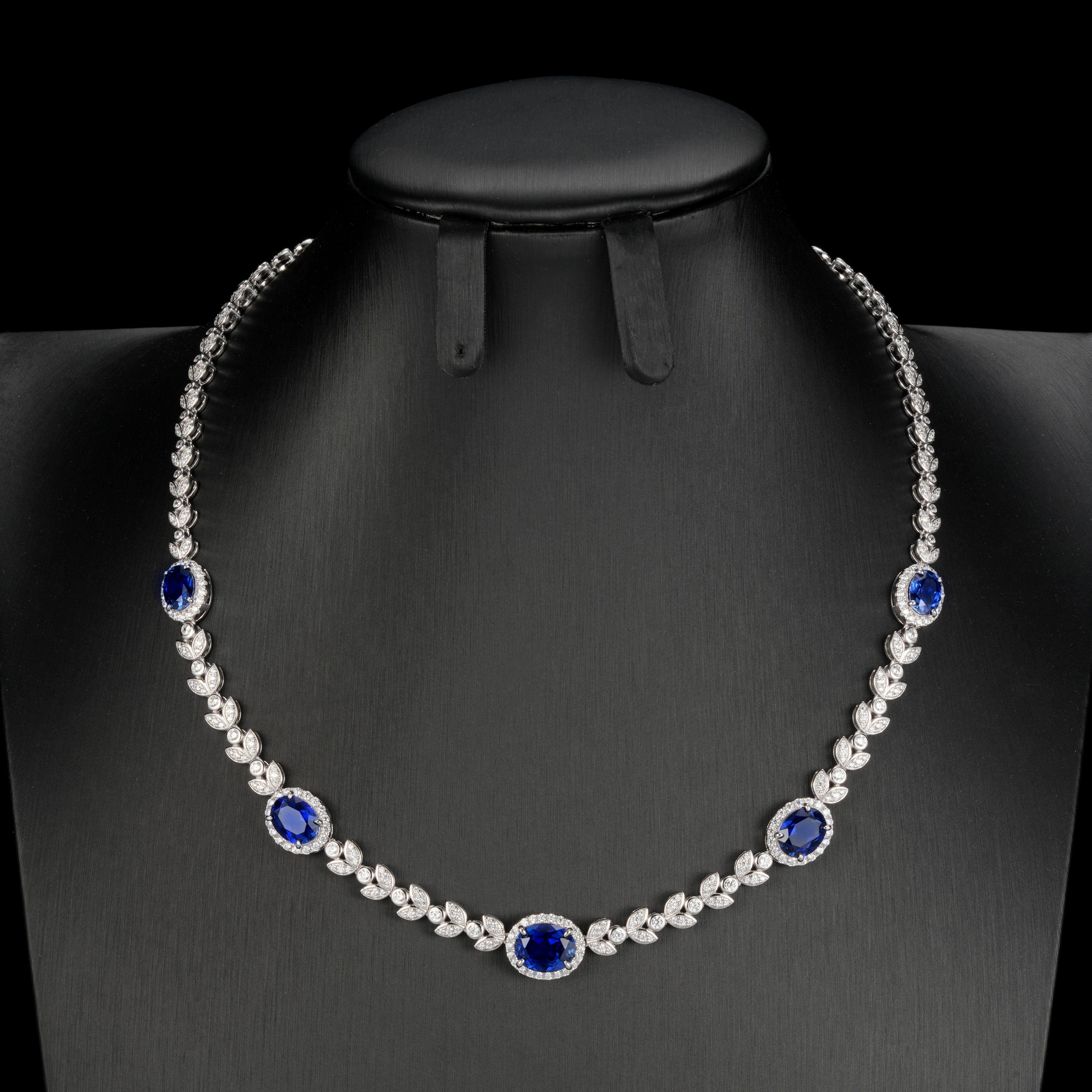 Ye Luo Hua Ting | Lab-Created Emerald and Diamond Halo Necklace